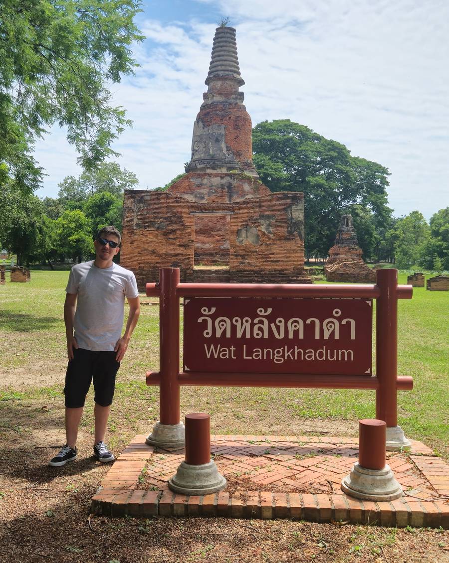 Registro em frente à placa do Wat Langkhadun, em Ayutthaya, Tailândia