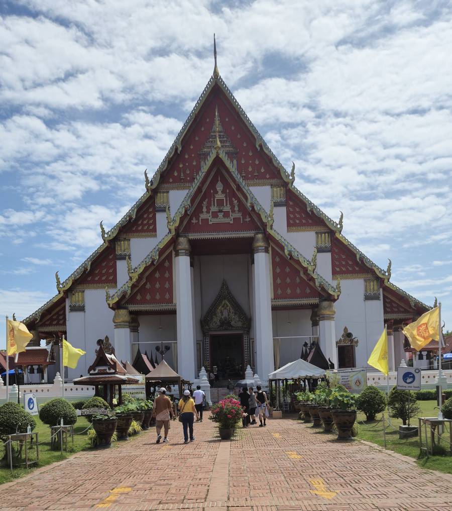 Fachada do Wihan Phra Mongkhon Bophit, em Ayutthaya