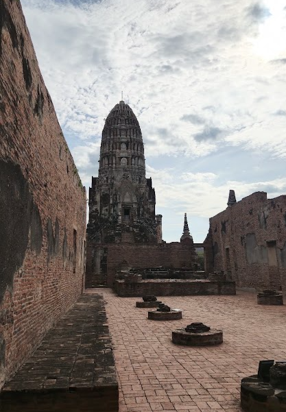 Ruínas do Wat Ratchaburana, com o grande prang central ao fundo