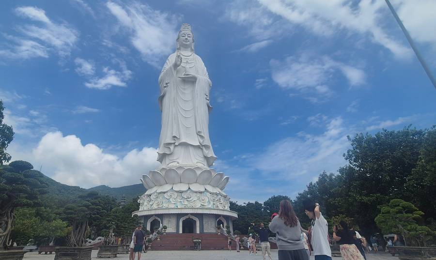 Estátua da Lady Buddha no complexo da Linh Ứng Pagoda, em Da Nang, no Vietnã