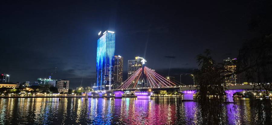 Ponte do Rio Han iluminada durante a noite em Da Nang, no Vietnã. Foto: Ygor Lima.