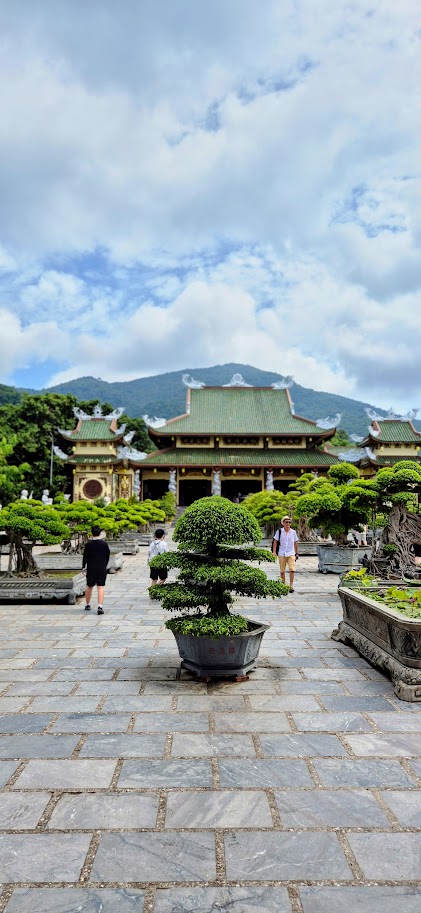 Conheça o famoso templo Linh Ung, em Da Nang